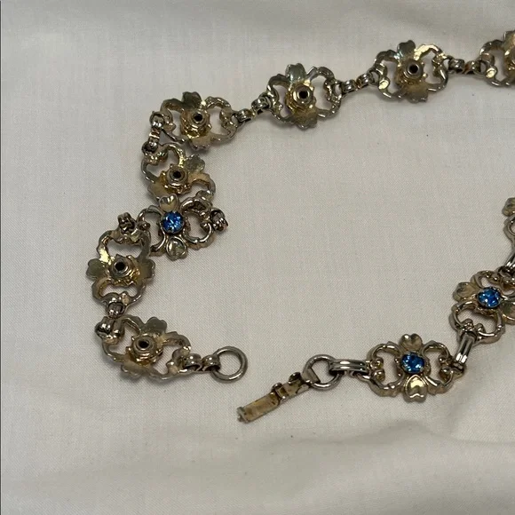 Vintage Silver Toned Choker Necklace Linked Flower Motifs with Blue Rhinestones - Picture 4 of 6